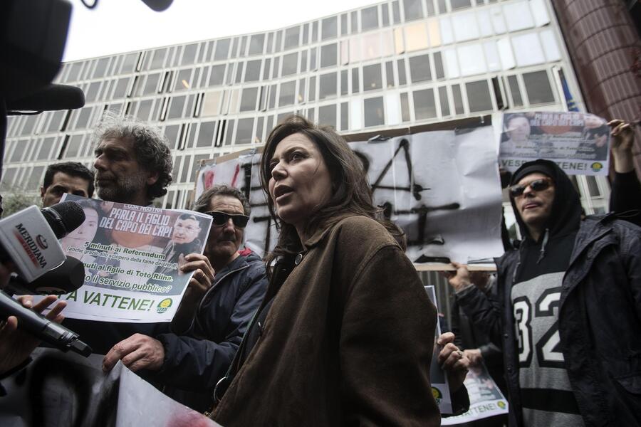 Un momento della manifestazione di protesta all'esterno della sede Rai alla quale ha preso parte  anche Sabrina Guzzanti per dire no alla messa in onda dell' intervista al figlio di Tot Riina © ANSA