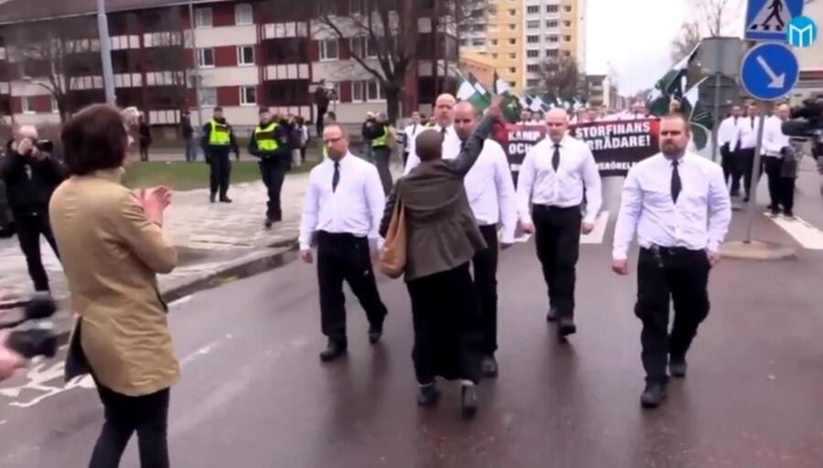 Svezia, il coraggio di Tess: sola davanti a 300 'nazi' © ANSA