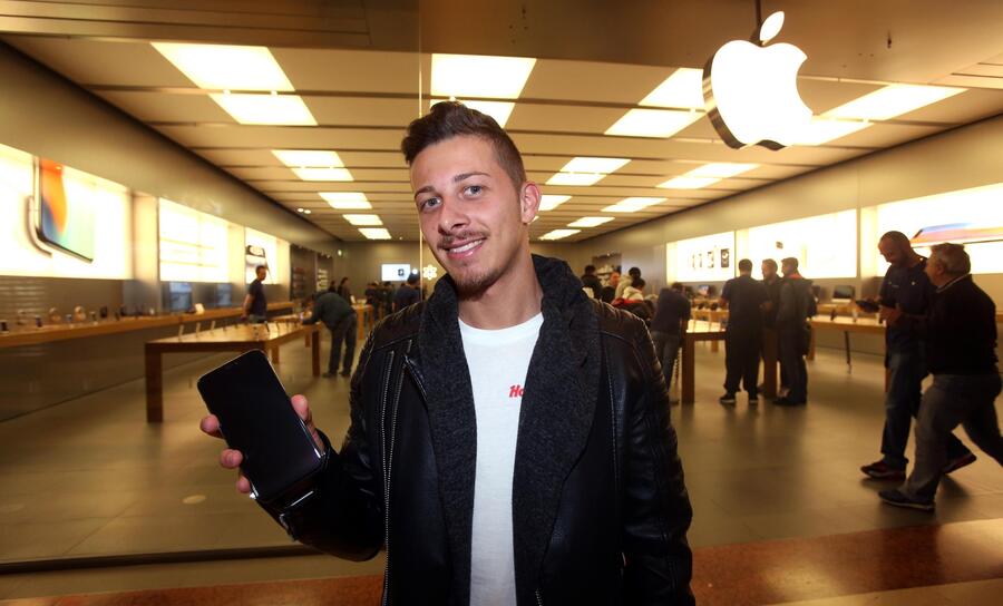 Gianni, il primo ad uscire dall'Apple store di Rozzano a Milano con il nuovo iPhone X, © Ansa