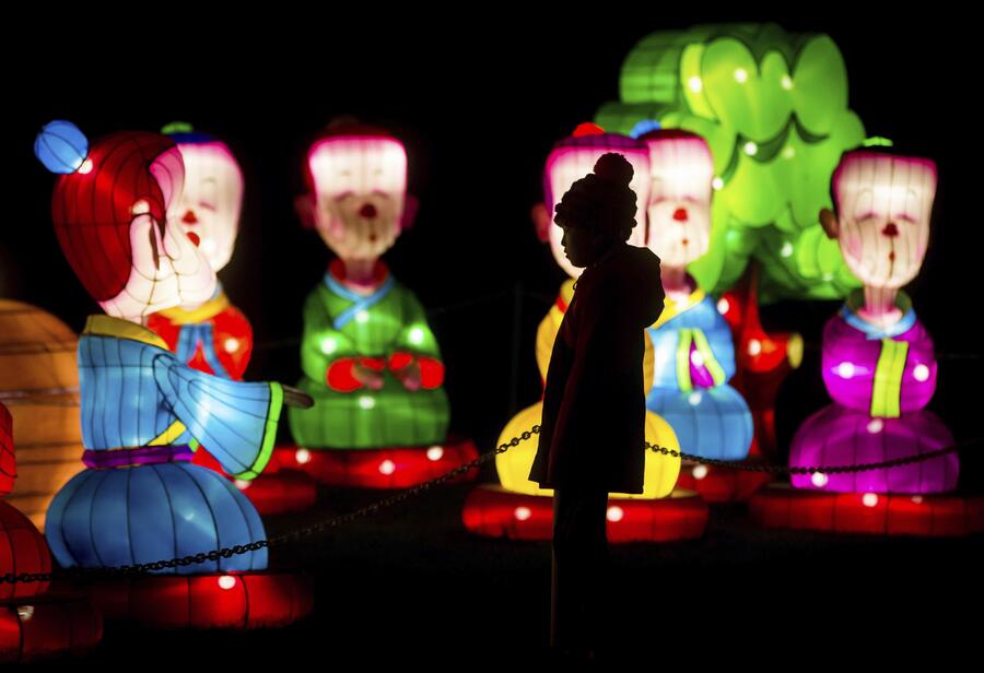 La silhouette di una bambina nella notte del festival delle lanterne cinesi a Vancouver © Ansa