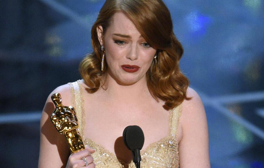 Oscar come miglior attrice protagonista ad una commossa Emma Stone per La La Land © Ansa