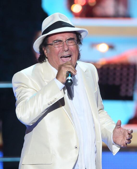 epa03914061 Italian singer Al Bano Carrisi performs on stage of the Grocus City Hall in Moscow, Russia, 17 October 2013. He was part of the duo Al Bano & Romina Power for almost thirty years.  EPA/SERGEI ILNITSKY © ANSA