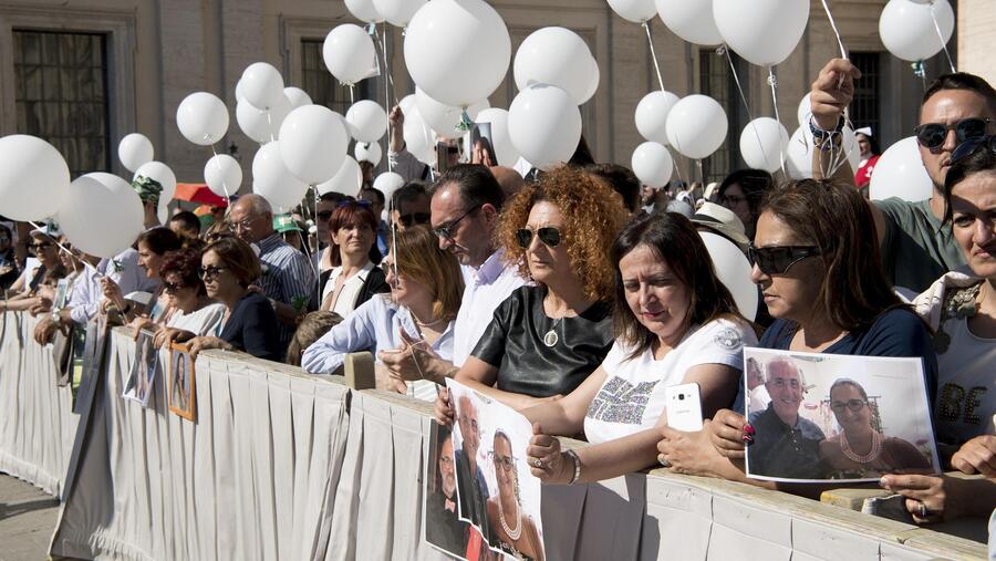 I familiari delle vittime della tragedia di Rigopiano all'udienza del Papa in Piazza San Pietro © Ansa