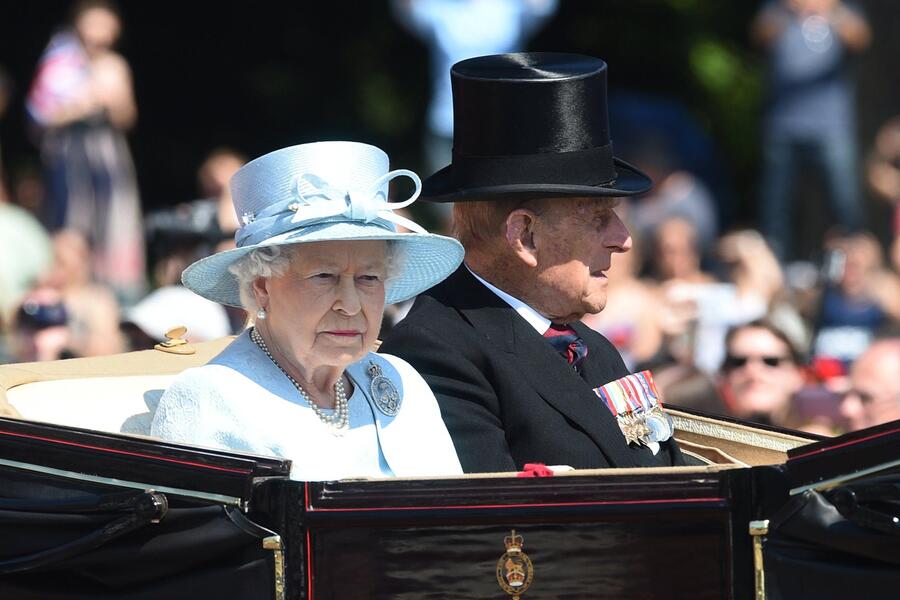 La regina Elisabetta II con il marito Filippo alla sfilata 'Trooping the Color', che celebra il 'compleanno ufficiale' della sovrana © Ansa