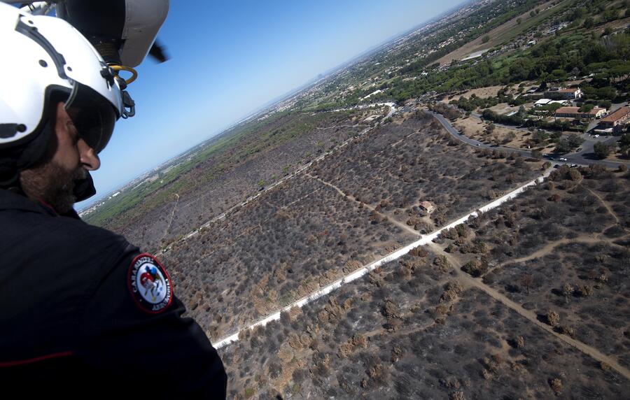 Carabinieri del Nucleo elicotteri carabinieri (NEC) sorvolano la Pineta di Castelfusano colpita dall'incendio delle scorse settimane © Ansa