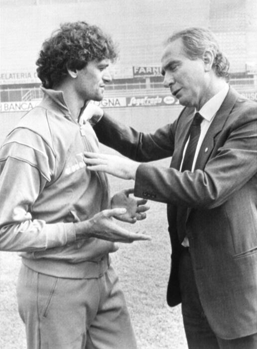 Azeglio Vicini (D) con Altobelli durante l'allenamento della Nazionale di calcio, Bologna, 6 ottobre 1986 © 