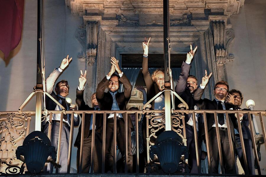 Il vicepremier Luigi Di Maio e i ministri del M5s affacciati dalle finestre di palazzo Chigi per salutare iun gruppo di manifestanti ANSA/ALESSANDRO DI MEO © Ansa