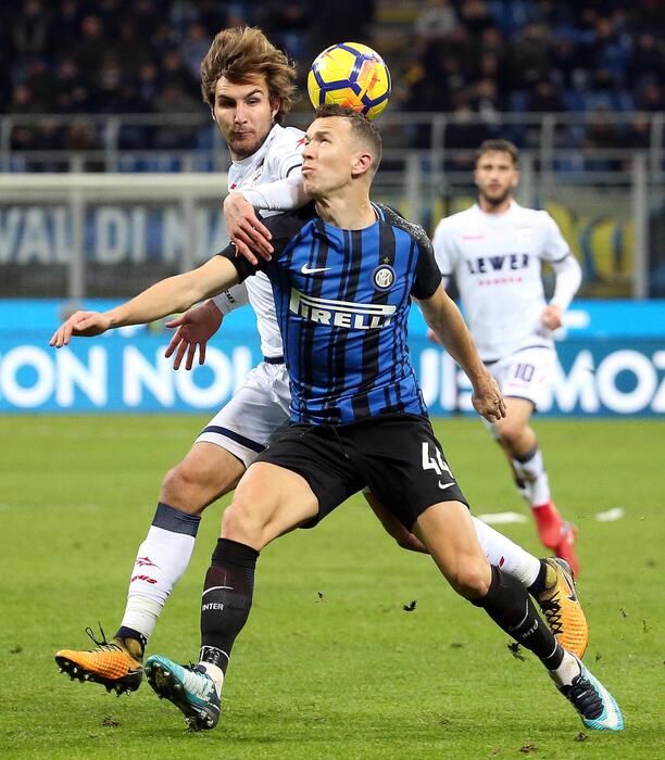 Inter's Ivan Perisic (R) and Crotone's Stefan Simic in action during the Italian Serie A soccer match Inter FC vs FC Crotone at Giuseppe Meazza stadium in Milan, Italy, 03 February 2018. © ANSA