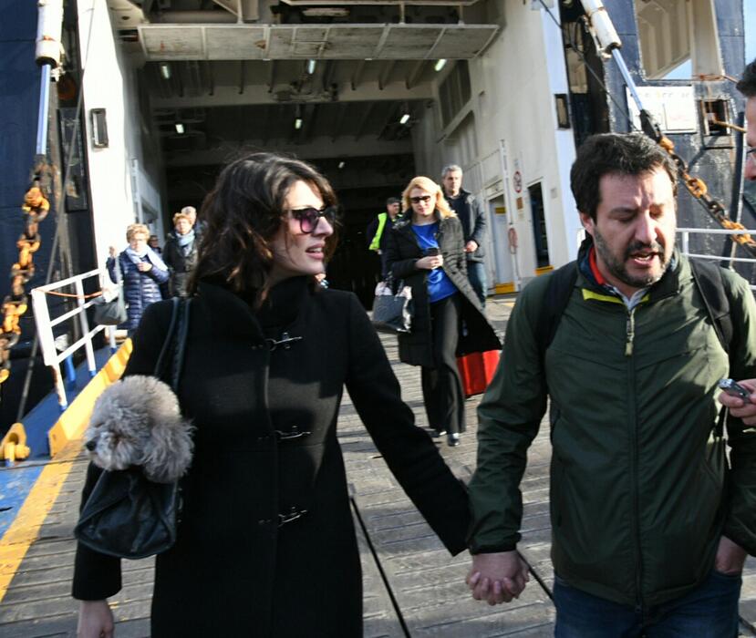 Il segretario della Lega Nord, Matteo Salvini, con la compagna Elisa Isoardi al loro arrivo a Ischia © Ansa