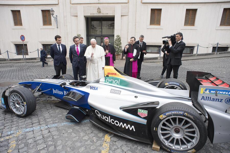 Papa Francesco benedice un'auto elettrica Formula E in vista del Gp che si corre all'Eur © Ansa