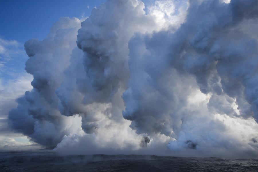 Hawaii, la lava del vulcano finisce nell'oceano © 