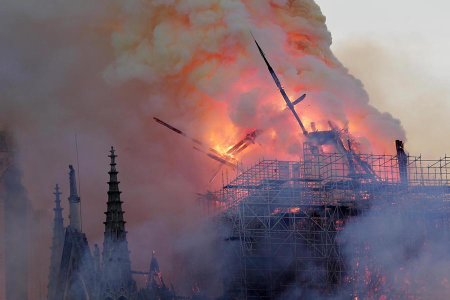 Il crollo della guglia della cattedrale di Notre Dame © Ansa