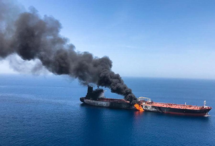 Petroliere a fuoco nel golfo di Oman, attaccate con i siluri © ANSA