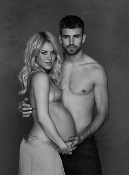Shakira, la foto con il pancione, insieme a Pique'