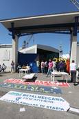 Fincantieri: proteste da Napoli a Genova, operai su gru