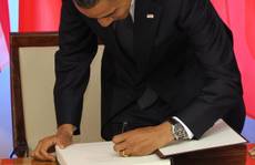 Obama firma legge a distanza usando macchinetta