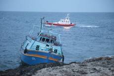 Lampedusa: barcone contro scogli, 500 migranti in mare, salvati
