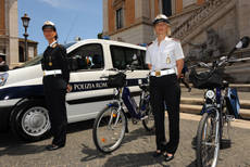 Vigili, nuovo look a Roma anche in bici