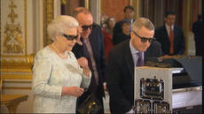 La regina con occhiali 3D spopola su web
