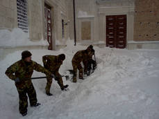Militari spalano neve a pagamento, e'polemica 