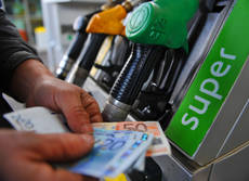 Benzina, prezzi da record, verde sfonda 1,8 euro