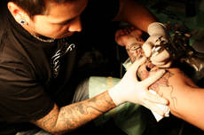 Germania: vende faccia a tatuatori