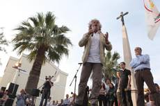Grillo: nuova incursione su palco in Sardegna, ma e' un fan
