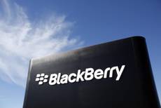 Blackberry: rosso 3 mesi a 965 mln dlr