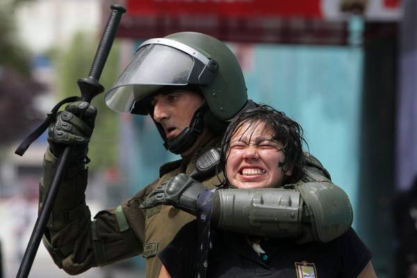Studenti in protesta in Cile, scontri e arresti a Santiago