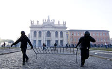 Scontri a Roma, Maroni: 'Ora nuove leggi'. In corso blitz contro black bloc