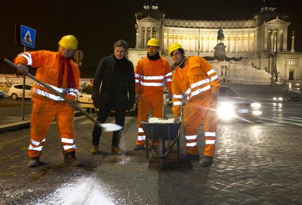 Il sindaco di Roma Alemanno durante un sopralluogo nella notte