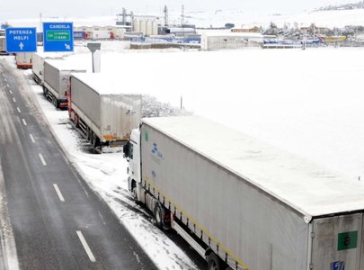 A causa della neve i mezzi pesanti diretti in Campania sono stati fermati a Candela