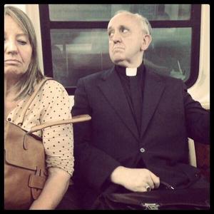 Bergoglio in metropolitana, foto da twitter