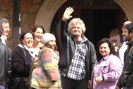 Il leader del M5S Beppe Grillo accoglie i parlamentari a Villa Valente