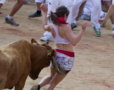 Una giovane donna colpita dal toro