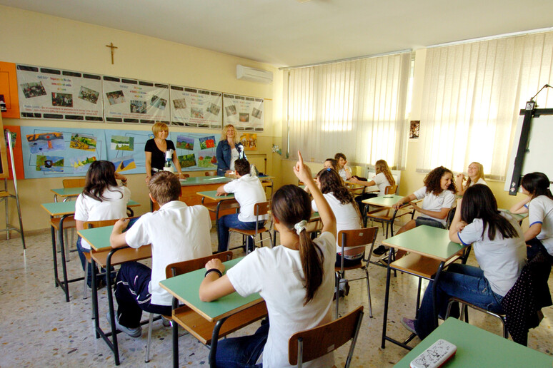 Un 'insegnante durante una lezione in classe in una foto d 'archivio - RIPRODUZIONE RISERVATA