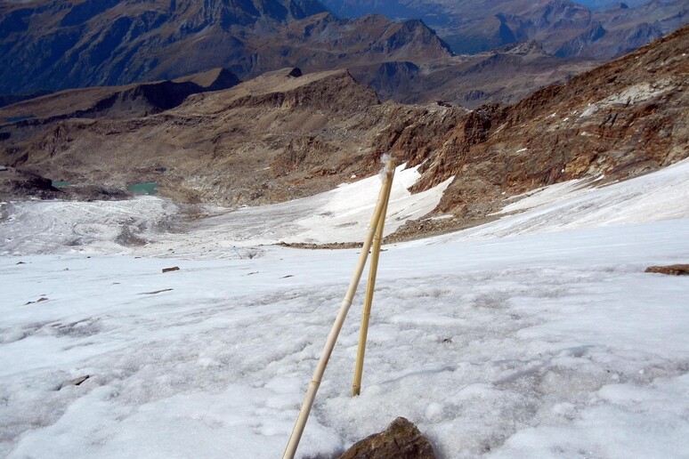 Una palina ablatometrica fissata verticalmente in un ghiacciao; dopo un certo periodo di tempo, a causa della fusione del ghiaccio queste vengono a giorno, consentendo di misurare lo spessore di ghiaccio fuso - RIPRODUZIONE RISERVATA