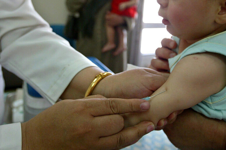 Un bambino viene vaccinato, in una immagine di archivio - RIPRODUZIONE RISERVATA