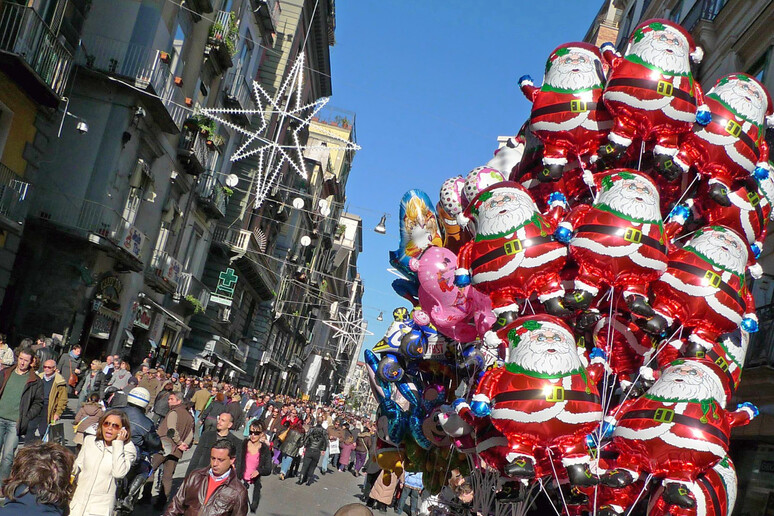 Luminarie natalizie a Napoli, foto d 'archivio - RIPRODUZIONE RISERVATA