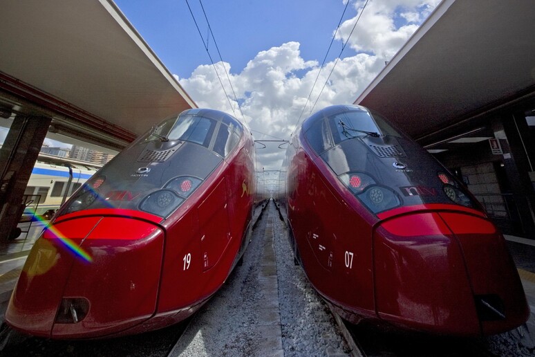 In una foto d 'archivio due treni Ntv in partenza dalla stazione di Roma - RIPRODUZIONE RISERVATA