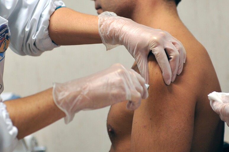 Coronavirus: Lopalco, dall 'autunno vaccinare il più possibile per l 'influenza - RIPRODUZIONE RISERVATA