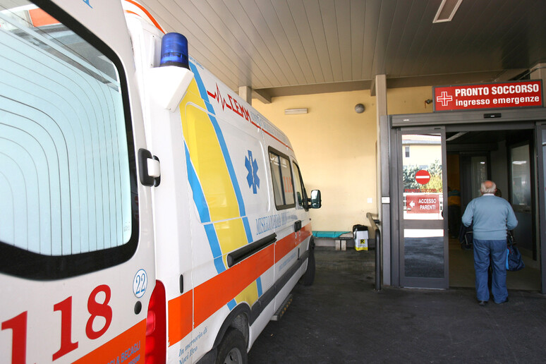 Un 'ambulanza all 'ingresso di un pronto soccorso (archivio) - RIPRODUZIONE RISERVATA