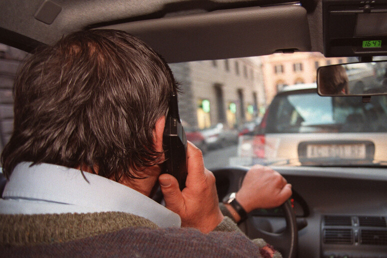 Incidenti stradali, 3 su 4 per distrazione, colpa smartphone - RIPRODUZIONE RISERVATA