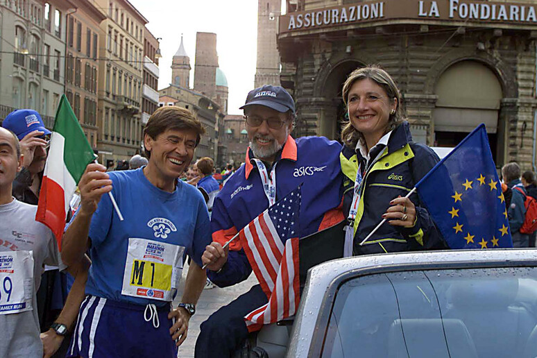 Da sinistra Gianni Morandi, Alain Stiffel, responsabile della maratona di New York, e Laura Fogli, madrina della manifestazione, in una foto del 2002 - RIPRODUZIONE RISERVATA