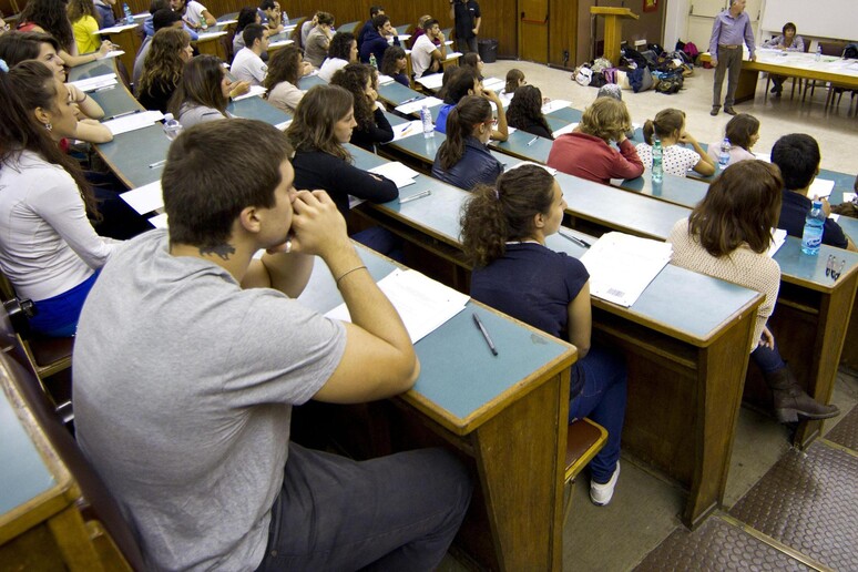 Studenti in aula prima di un test di ammissione universitaria - RIPRODUZIONE RISERVATA
