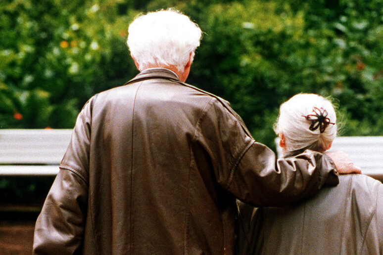 Una coppia di anziani a passeggio in un giardino - RIPRODUZIONE RISERVATA