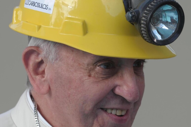 Papa Francesco con il casco dei minatori (archivio) - RIPRODUZIONE RISERVATA