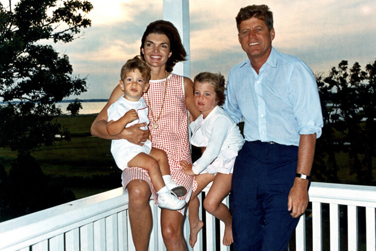 4 agosto 1962, il presidente Kennedy, con la moglie Jacqueline e i due figli Caroline e John jr a Hyannis Port - RIPRODUZIONE RISERVATA