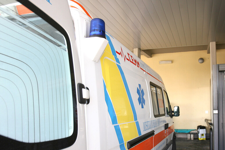 Un 'ambulanza del 118 - RIPRODUZIONE RISERVATA