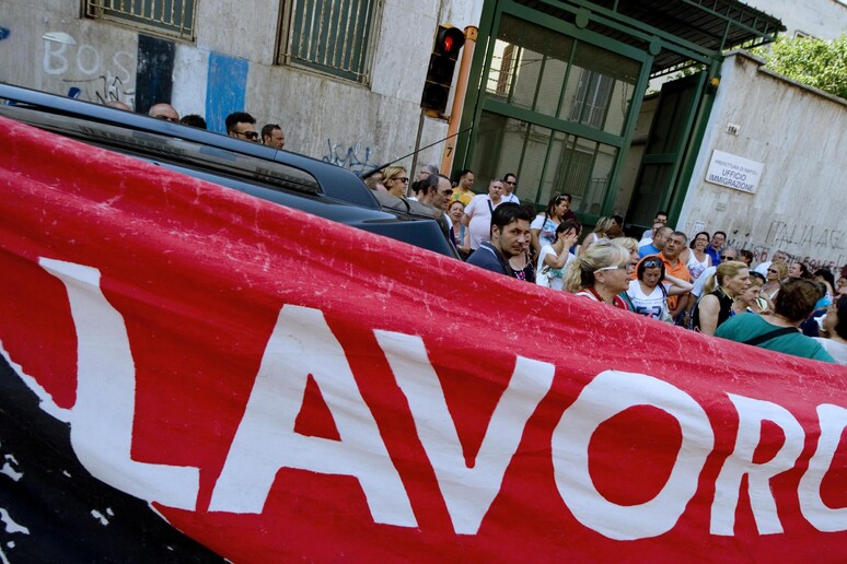 Una manifestazione di disoccupati a Napoli, archivio - RIPRODUZIONE RISERVATA